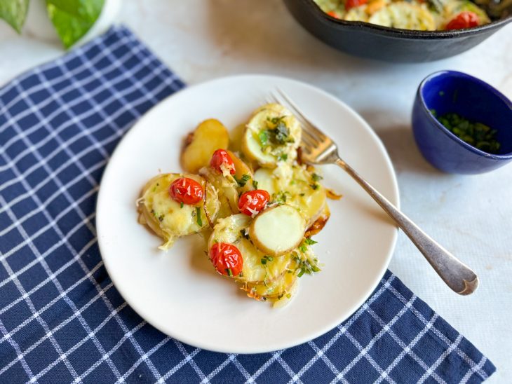 Batatas douradas e gratinadas servidas.