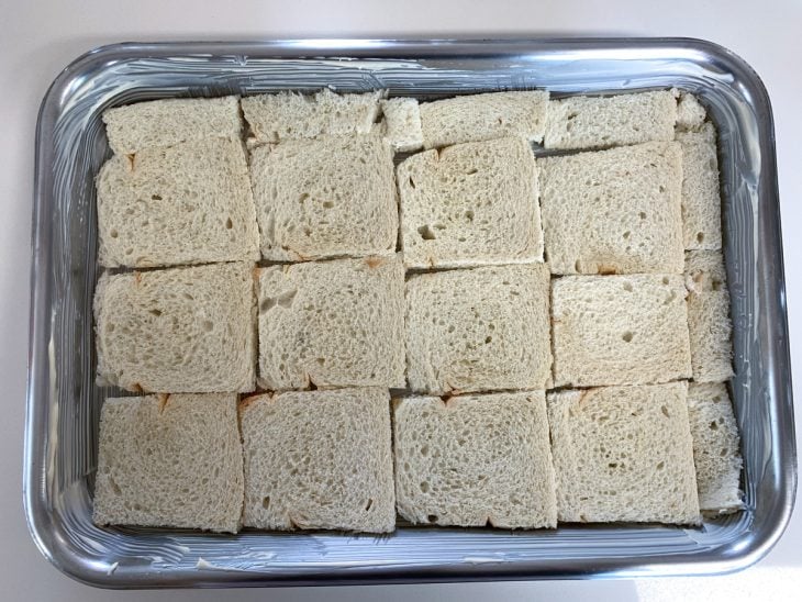 Pão de forma colocado na assadeira untada.