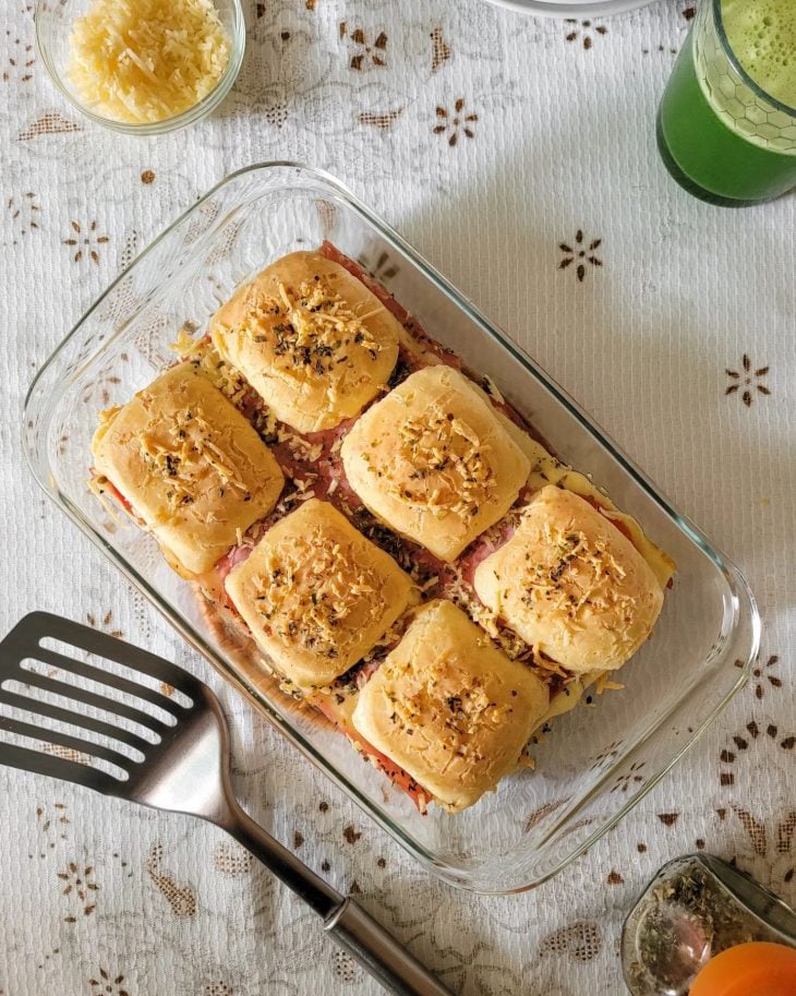 Bauru de forno com pão de queijo