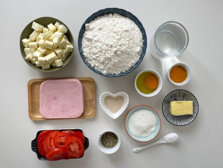 Ingredientes separados sobre a bancada.