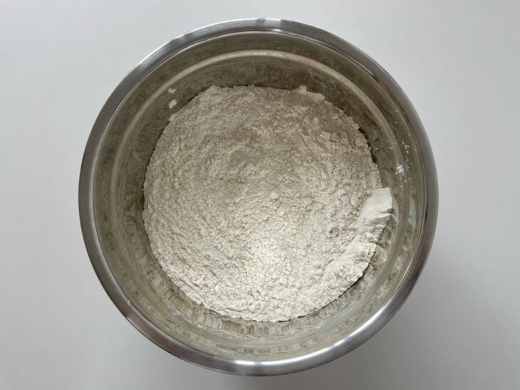 Ingredientes secos misturados na tigela.
