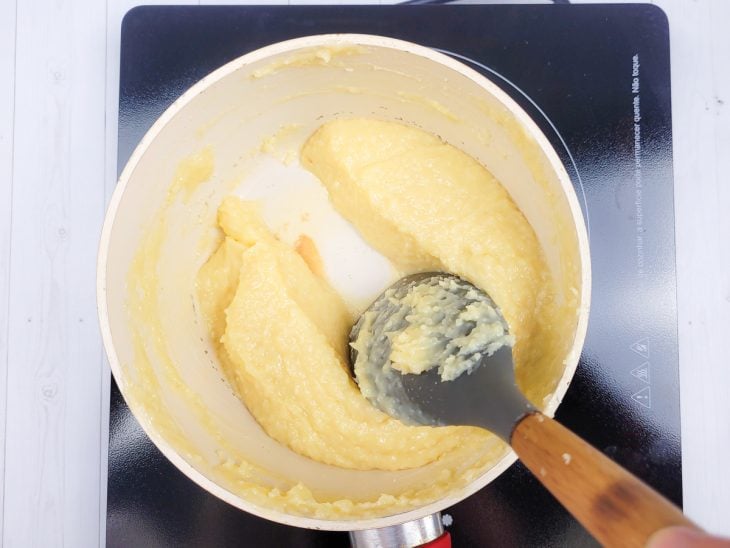 Um recipiente com a mistura de todos os ingredientes do beijinho.