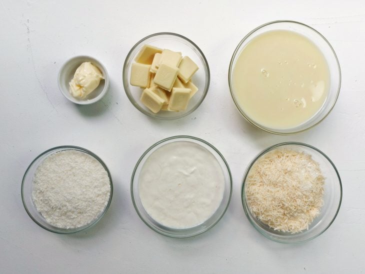 Uma bancada com os ingredientes separados.