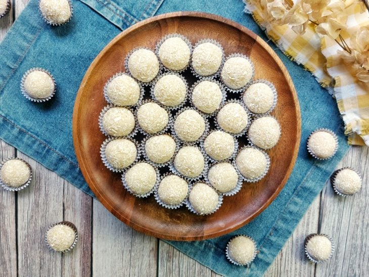 Um recipiente contendo beijinho gourmet.