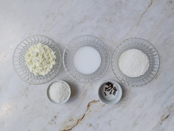 Ingredientes separados sobre a bancada.