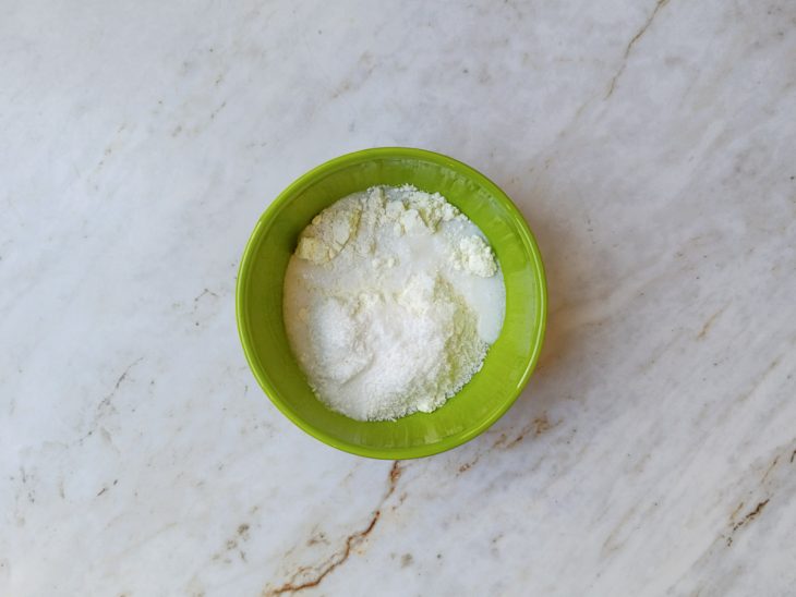 Ingredientes misturados na tigela.