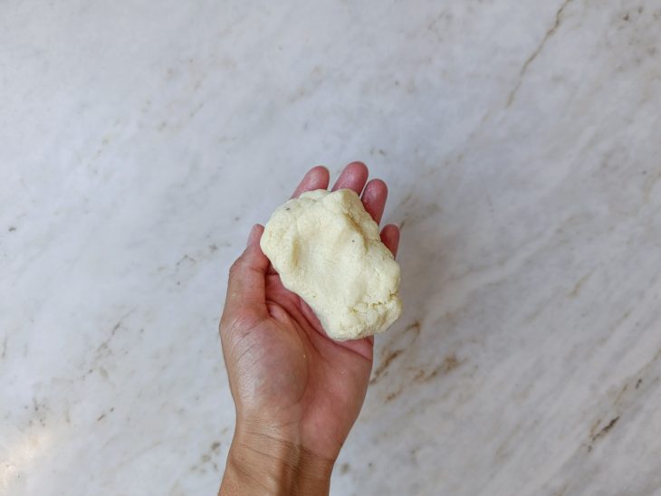 Massa branca de beijinho ao ponto.