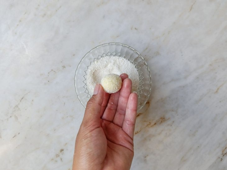 Beijinho envolvido no leite em pó.