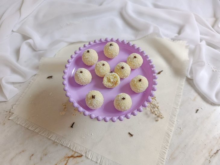 Beijinho saudável servido na bandeja.