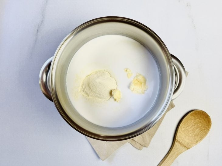 Ingredientes adicionados em uma panela.