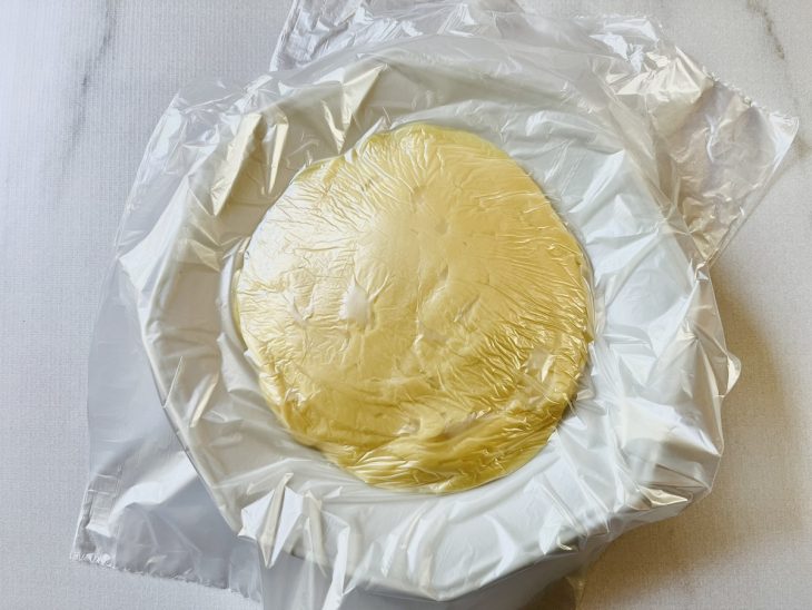 Beijinho coberto por um plástico.