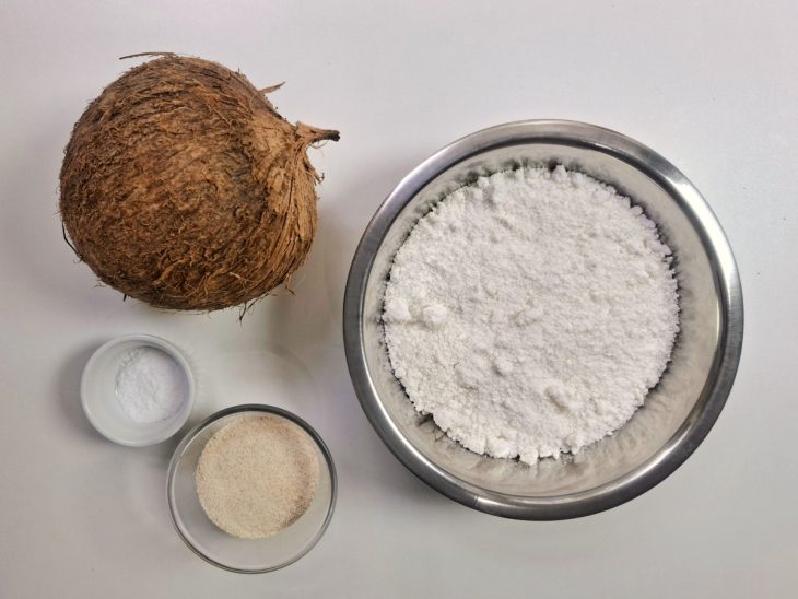 Ingredientes reunidos em uma bancada.