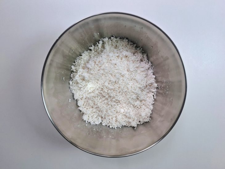 Coco ralado e goma de tapioca em uma tigela grande.