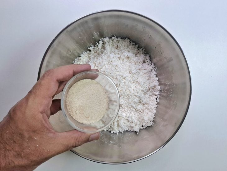Farinha de mandioca e sal adicionados a tigela.