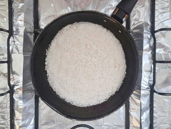 Porção da massa de beiju em uma frigideira.