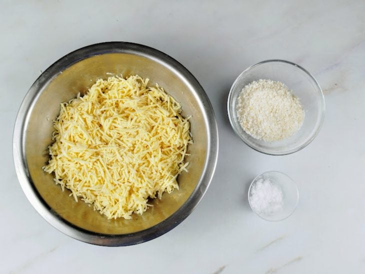 Uma bancada com ingredientes do beiju.