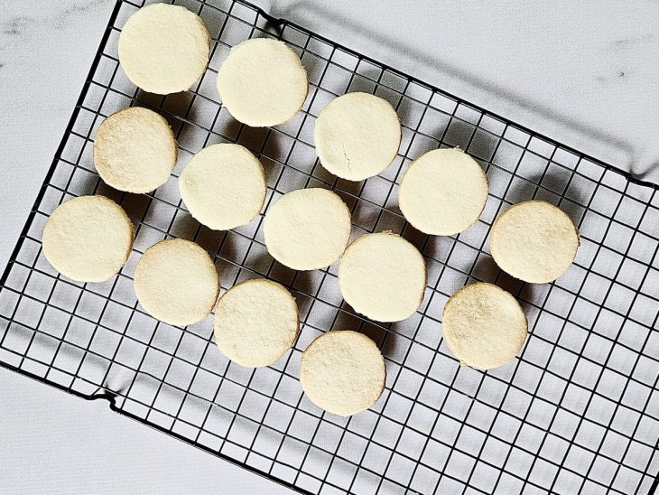 Massinhas assadas sobre uma grade de cozinha.