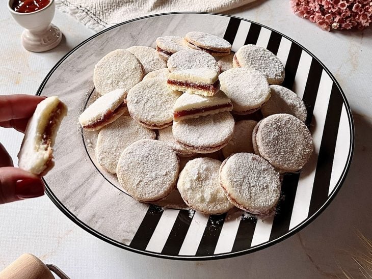 Bem-casados pronto para consumo em um prato redondo.