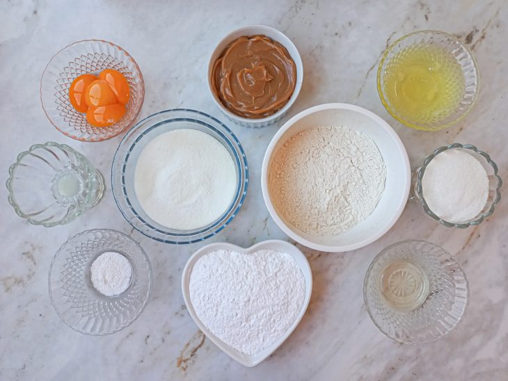 Ingredientes para a receita reunidos em uma bancada.
