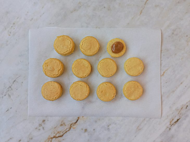 Círculos com doce de leite colocados ao centro.