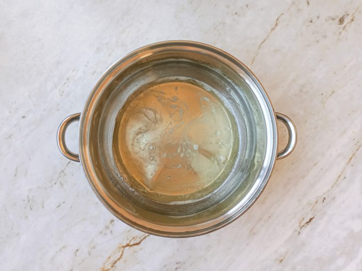 Ingredientes da calda colocados numa panela.