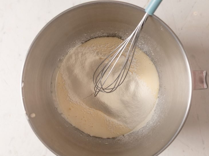incorporando ingredientes secos a mistura de ovos e açúcar