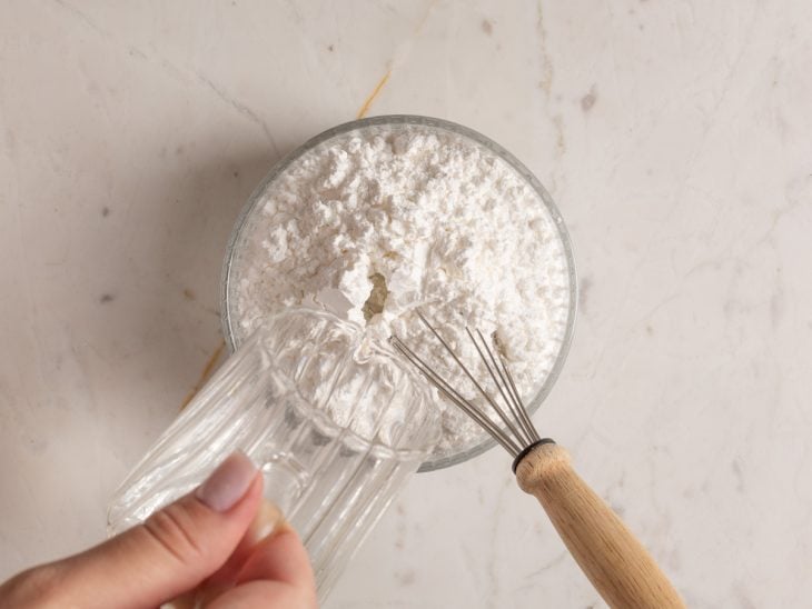 água com açúcar de confeiteiro para glacê