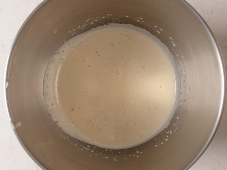 mistura de ovos e açúcar para bem casado