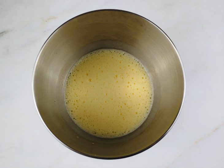 mistura de ovos e açúcar para base da massa.