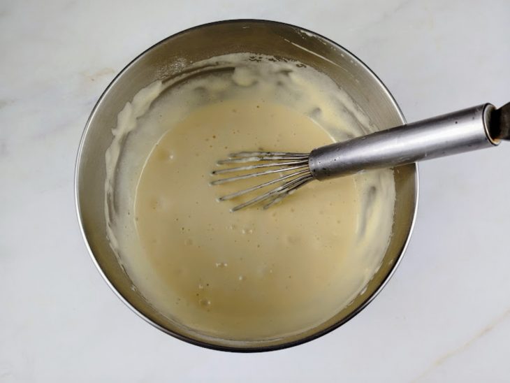 massa finalizada com farinha e batida com fouet.
