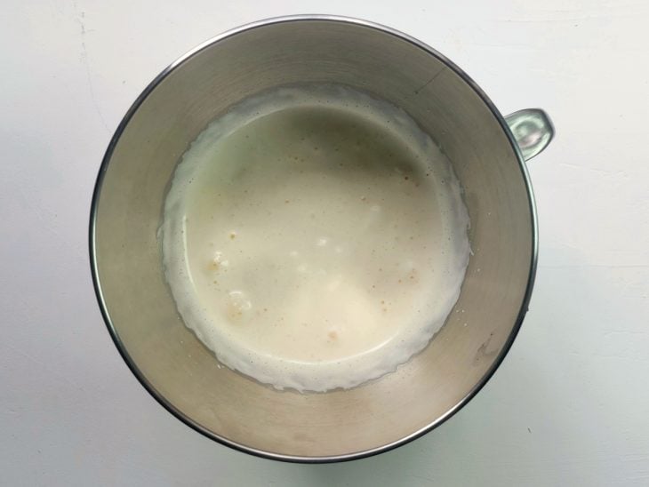 Um recipiente contendo a mistura de ovos e açúcar.