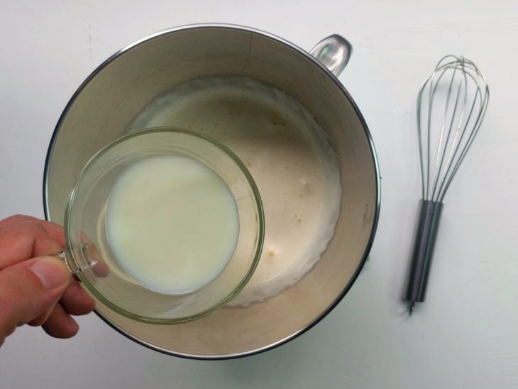 Um recipiente contendo a mistura de ovos, açúcar, óleo e leite.
