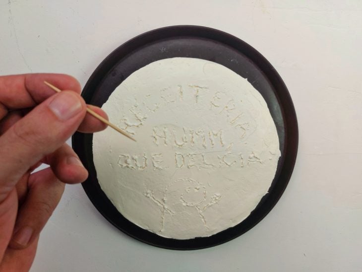 Um recipiente contendo bentô cake sendo decorado.