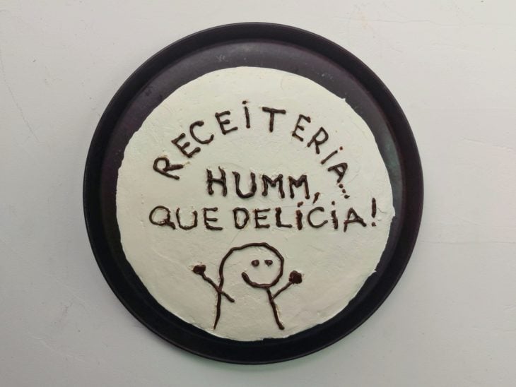Um recipiente contendo bentô cake.