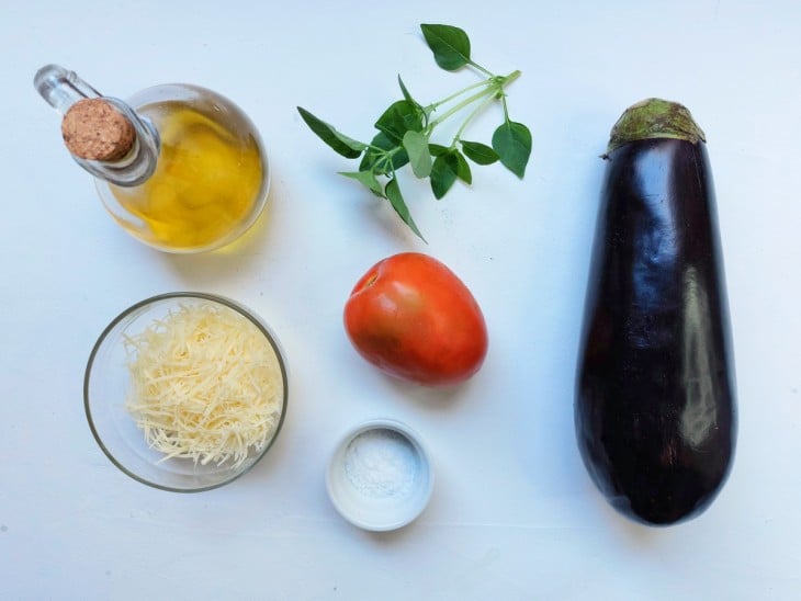 Uma bancada com os ingredientes separados da receita.