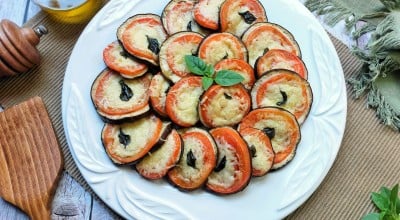 Berinjela assada com tomate e parmesão