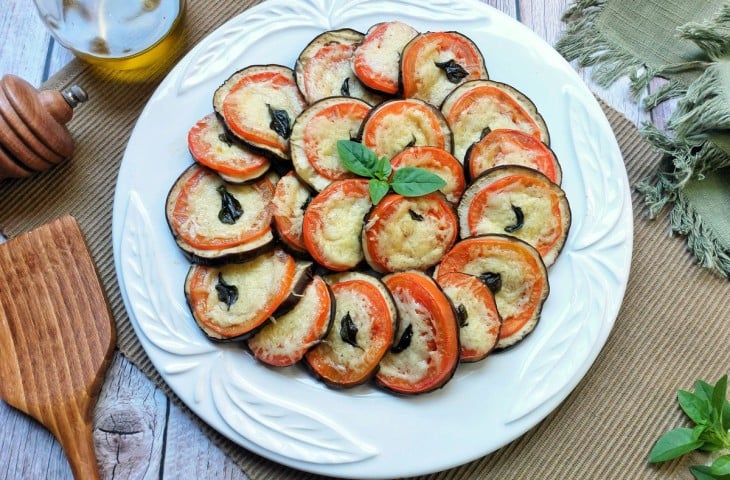 Berinjela assada com tomate e parmesão