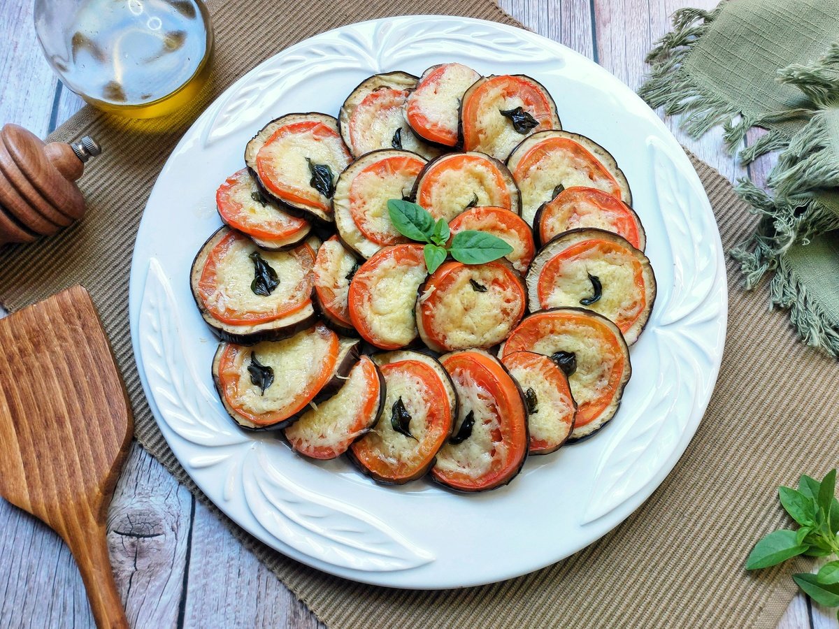 Berinjela assada com tomate e parmesão