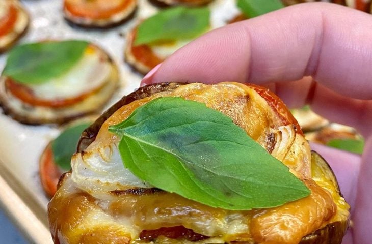 Berinjela caprese de forno