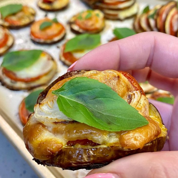 Berinjela caprese de forno