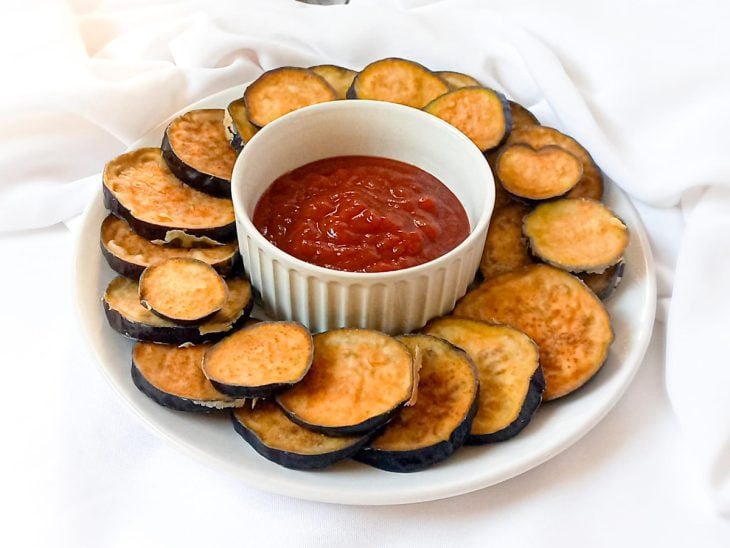 Berinjelas empanadas com farinha de trigo prontas para servir.