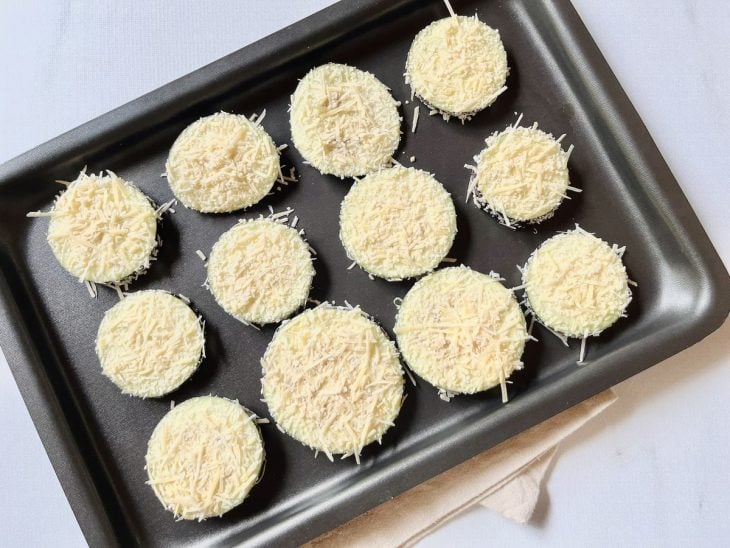 Assadeira com rodelas de berinjela empanadas.