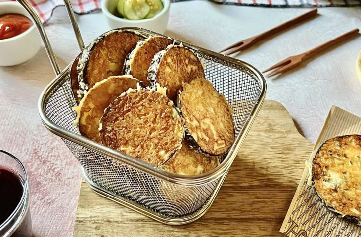 Berinjela empanada com queijo