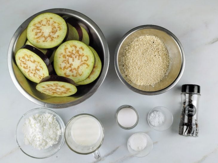Uma bancada com ingredientes.