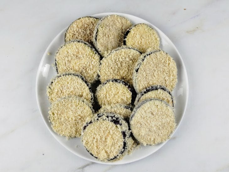 Um prato com as rodelas de berinjela empanadas.