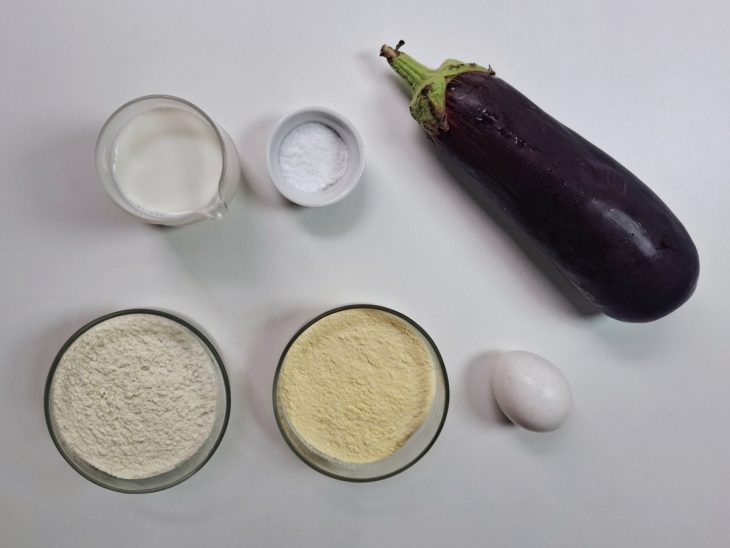 Ingredientes reunidos em uma bancada.