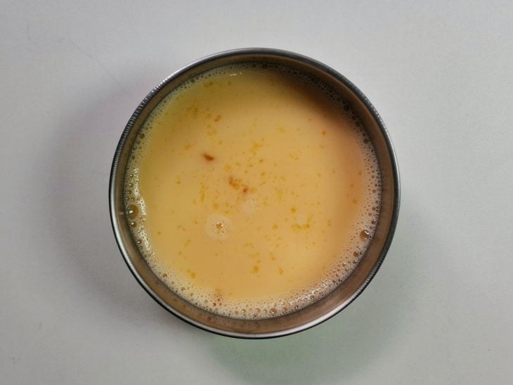 Pote com ovo, leite e sal batidos.