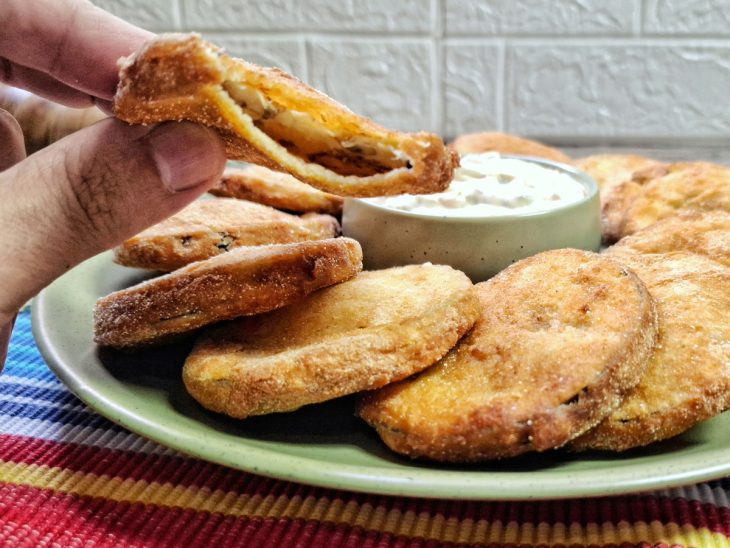 Berinjelas empanadas prontas para consumo em um prato.