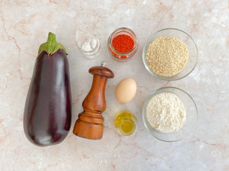 Ingredientes para a receita de berinjela empanada na Air Fryer separados em uma bancada.