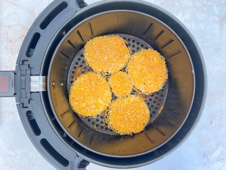 Fatias de berinjela acomodadas no cesto da Air Fryer.